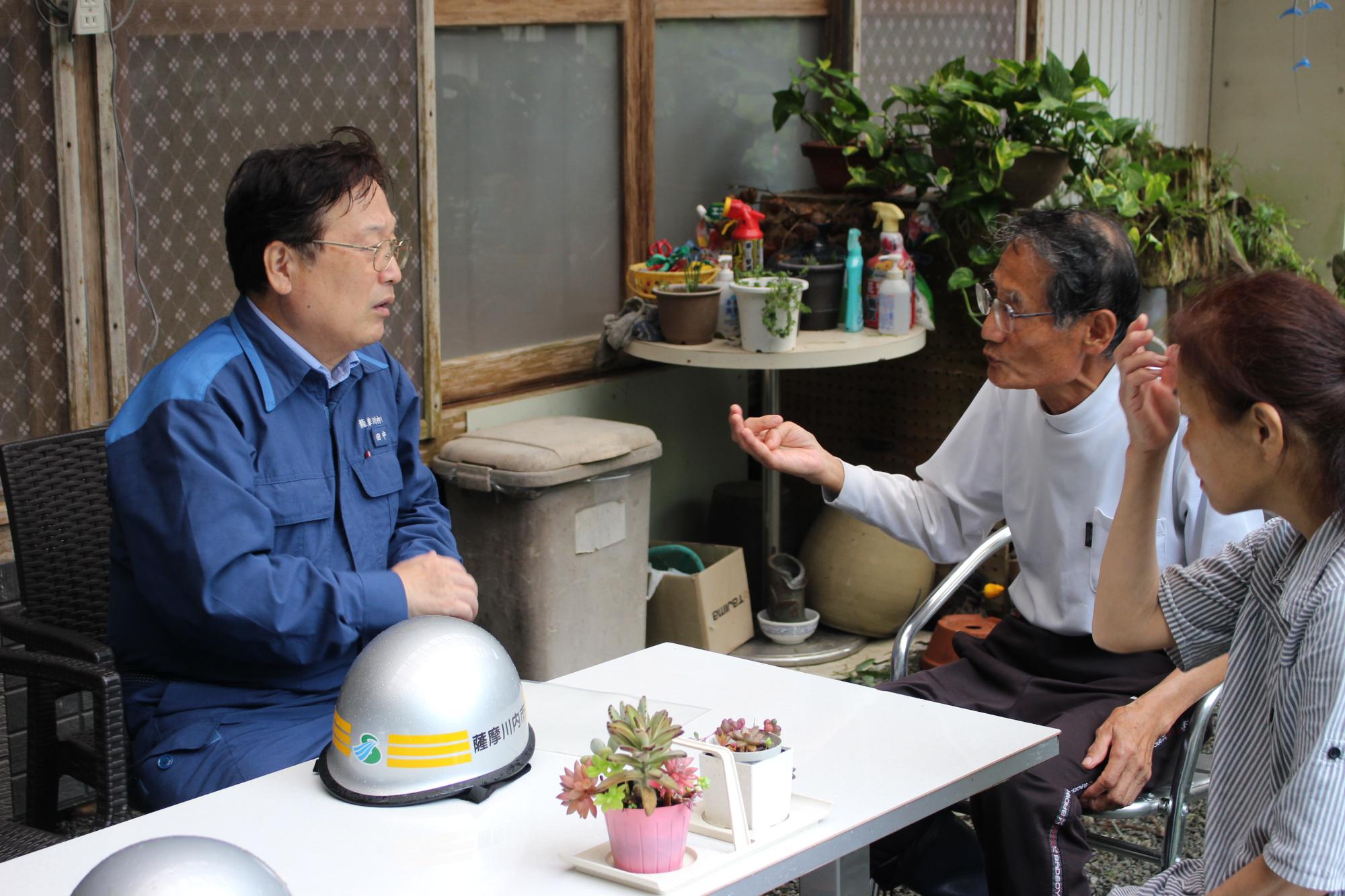 市民と面談する様子