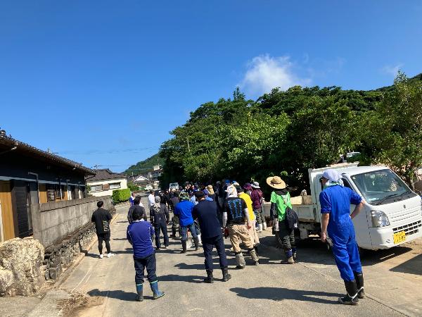 甑島でボランティア活動する写真