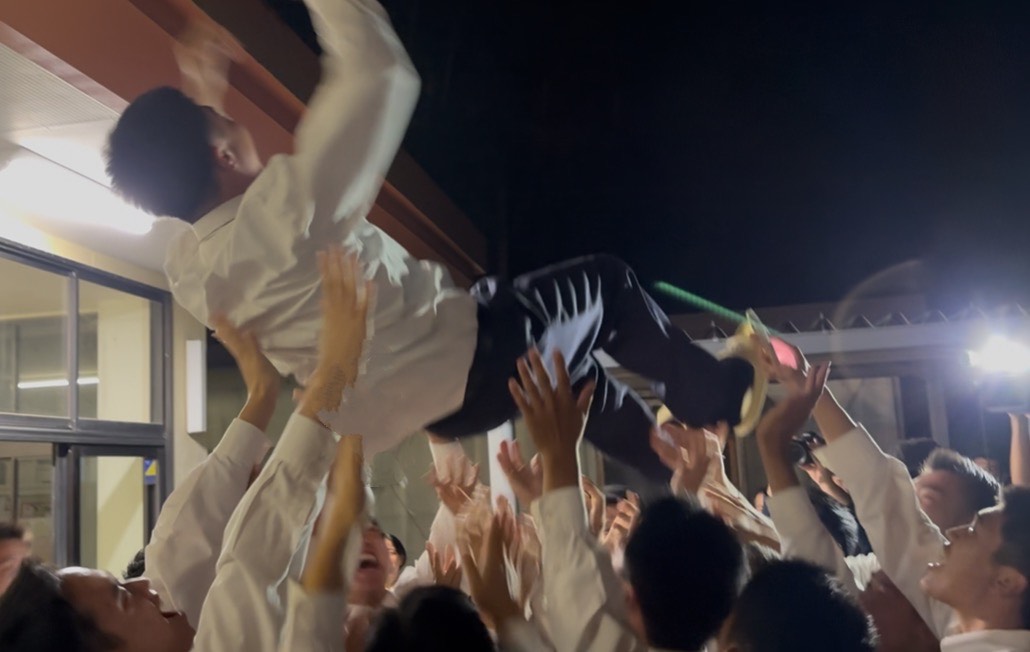 野球部の部員たちに胴上げされる様子