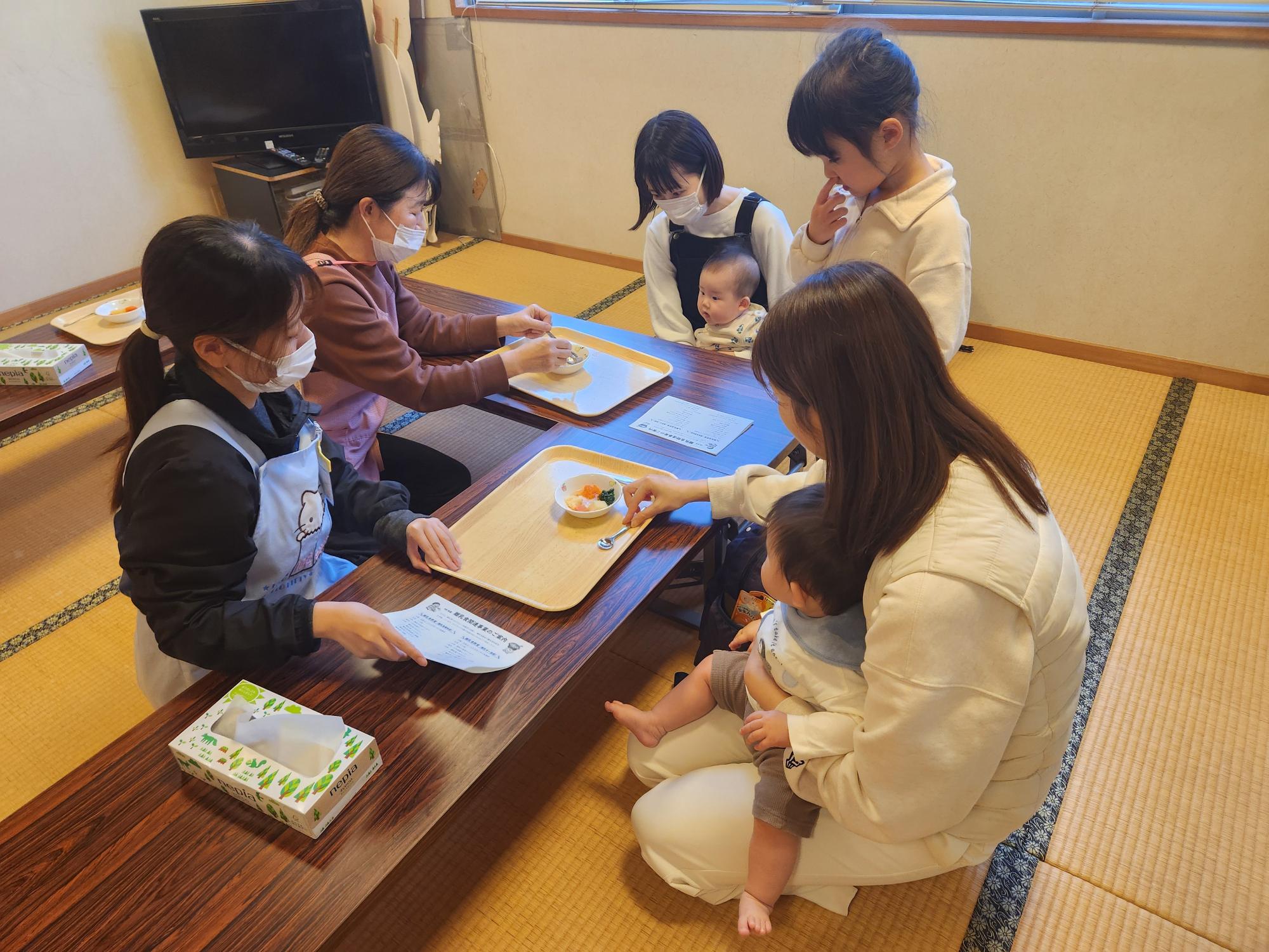 6か月児健診時の試食・相談の様子