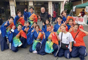 市比野温泉よさこい祭りでの踊り子さんたちとの写真