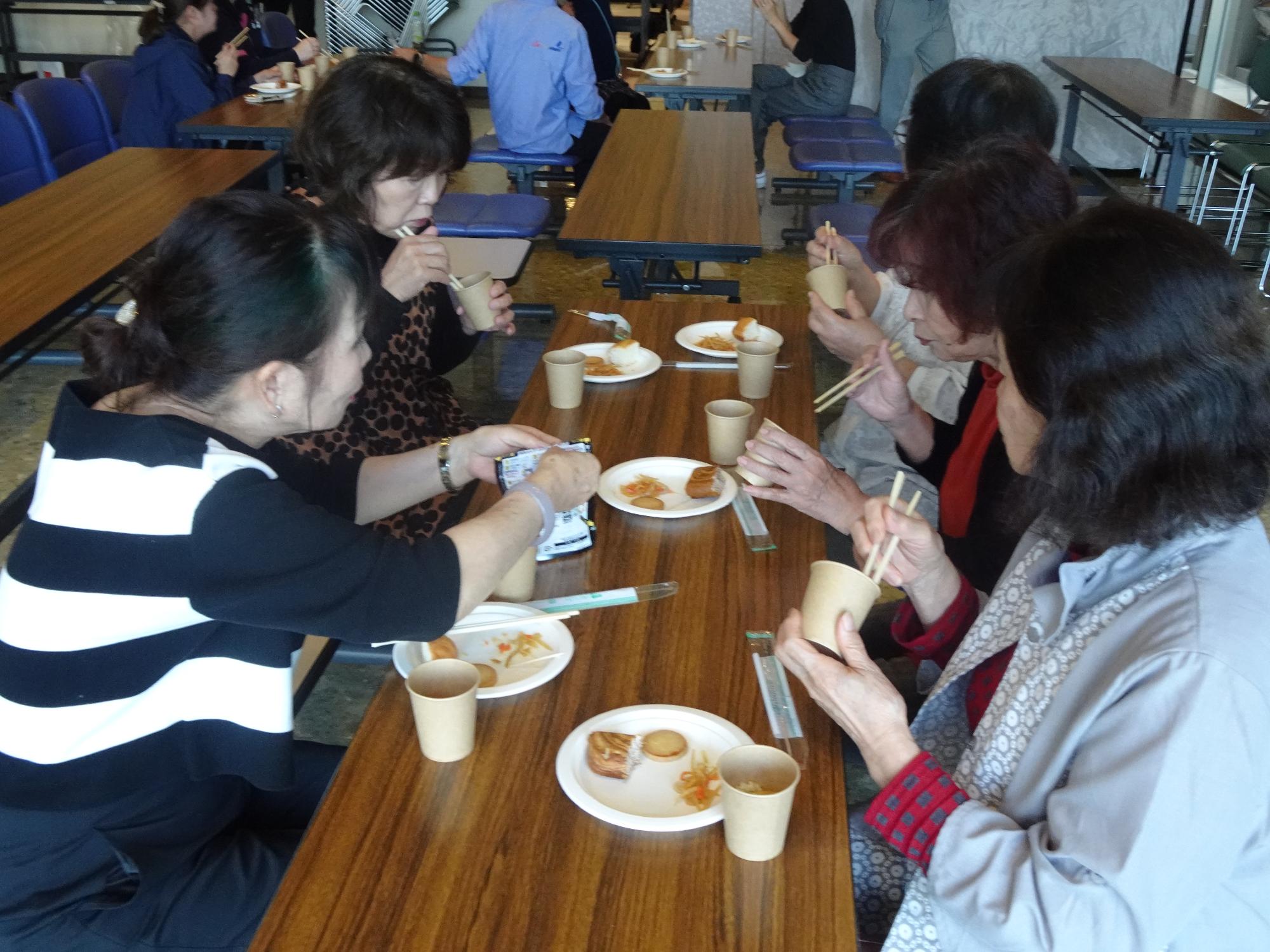 非常食の試食の様子