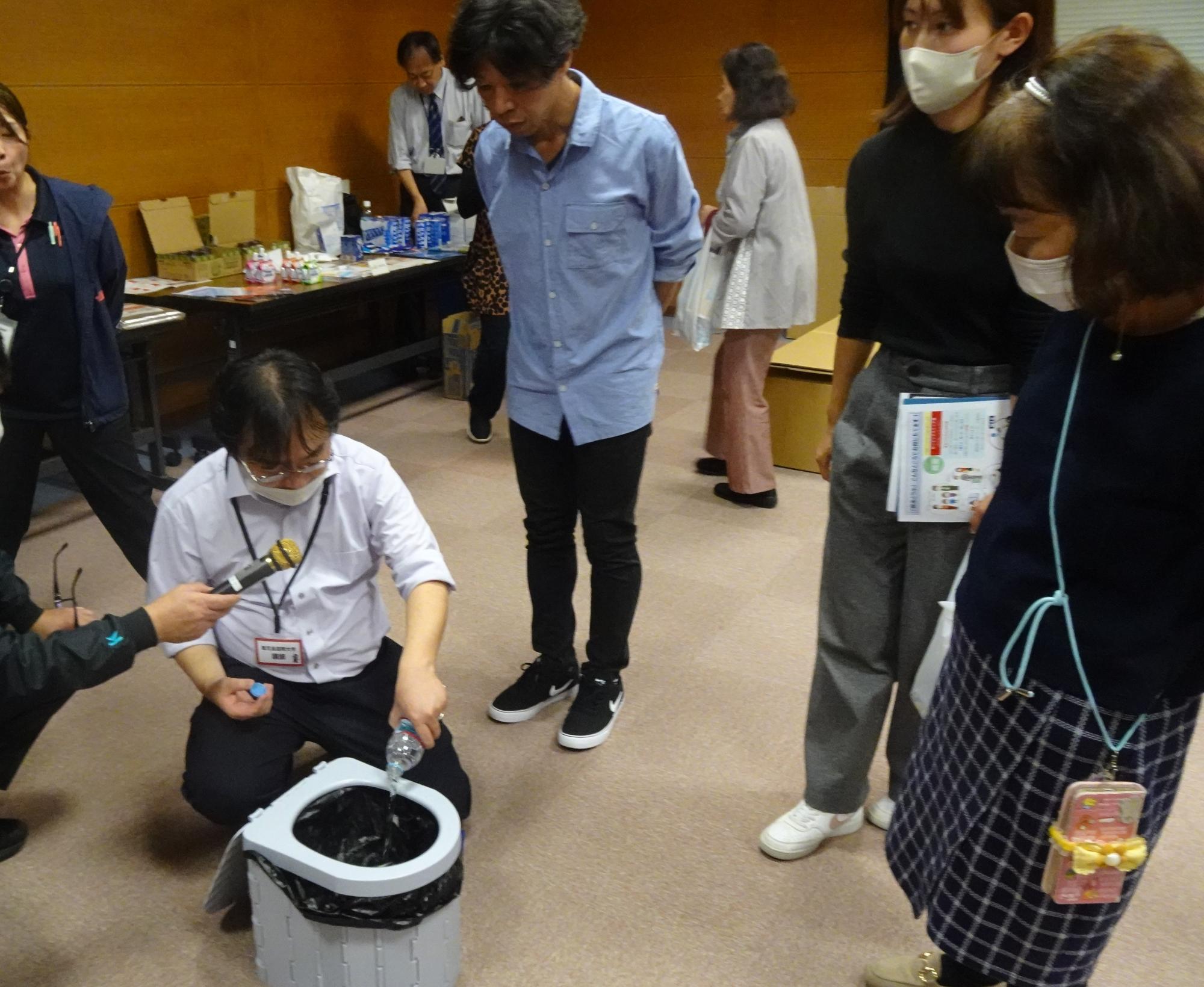 防災用品の確認の様子