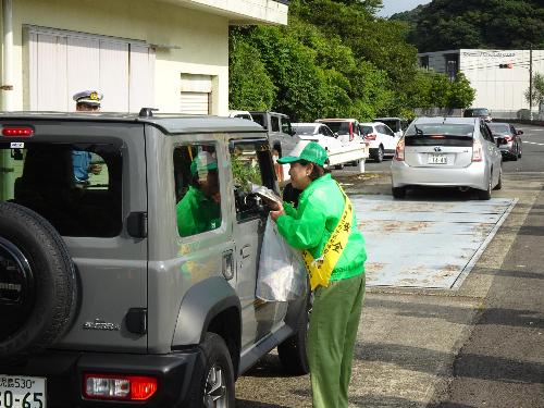 グッズを配布している状況