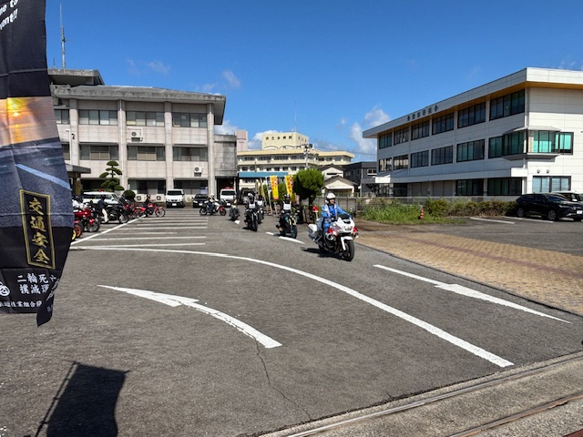 白バイと共に出発