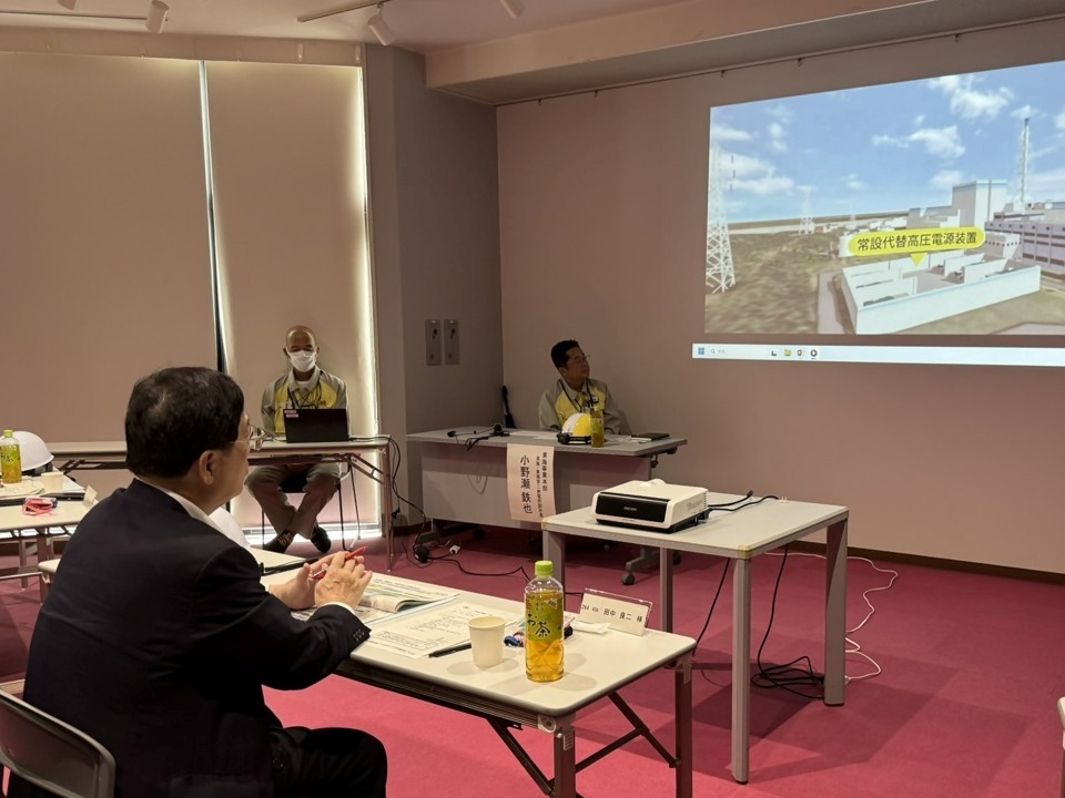 施設概要説明の様子