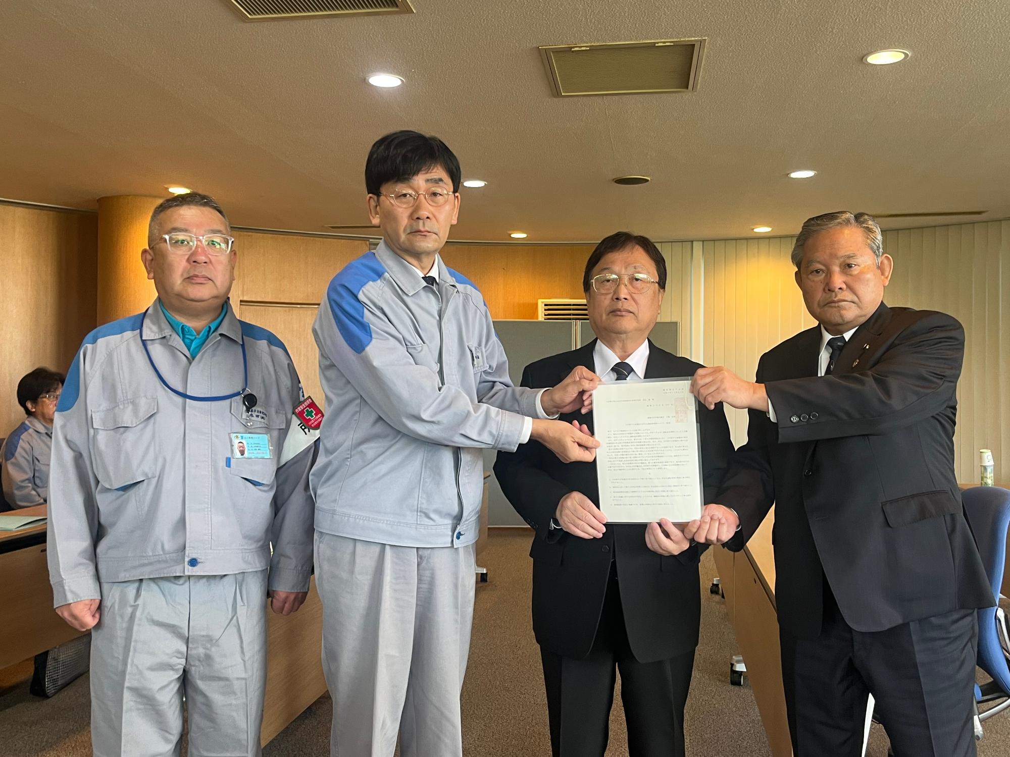 左から池田発電所長、大久保原子力総合事務所長、田中市長、下園市議会議長