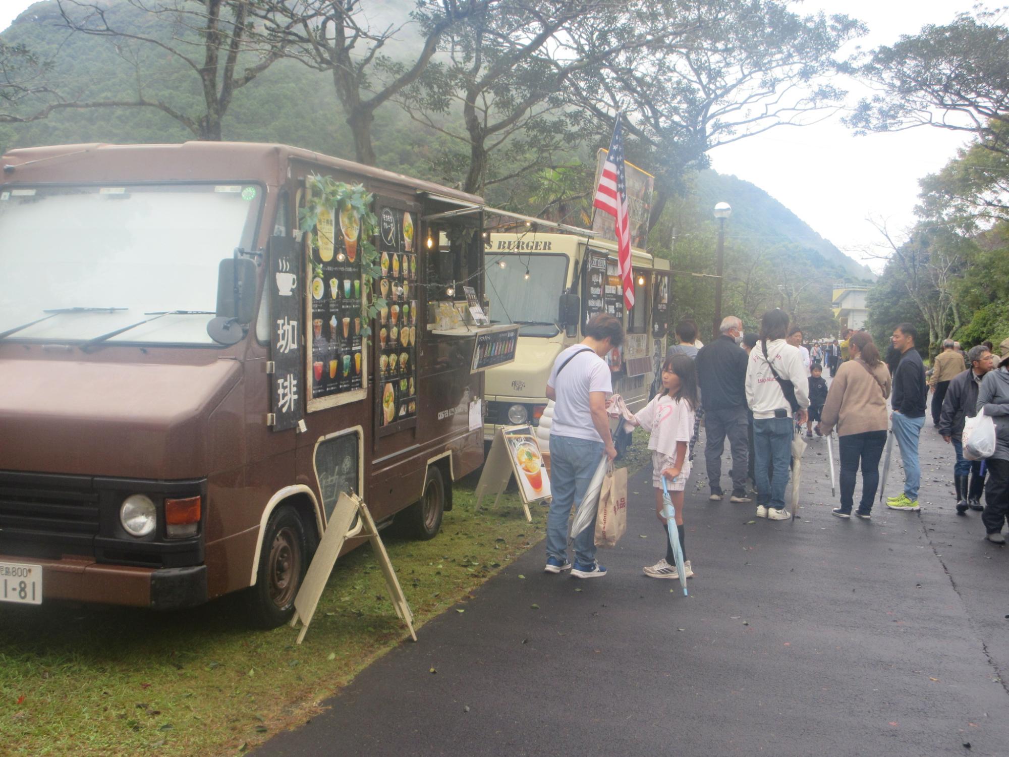 いむた池マルシェの様子