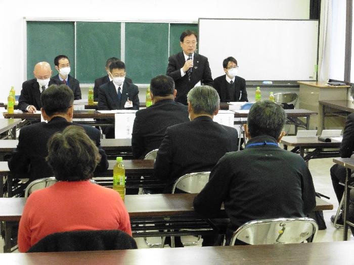川薩地区老人福祉施設協議会の方々に対し発言している場面