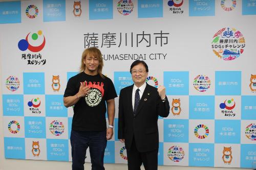 新日本プロレス海野翔太選手と並んで写真に写る田中市長の写真