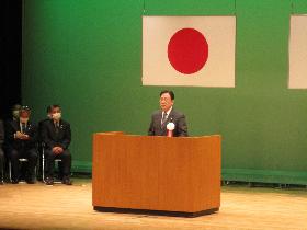 壇上で挨拶をする田中市長の写真
