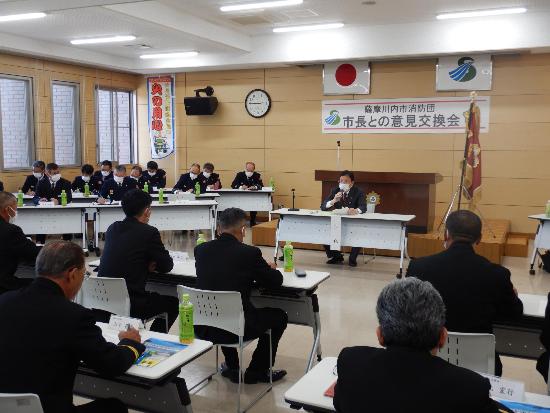 消防団からの意見に対し回答する田中市長の写真