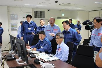 遠隔操作訓練に参加する田中市長の写真