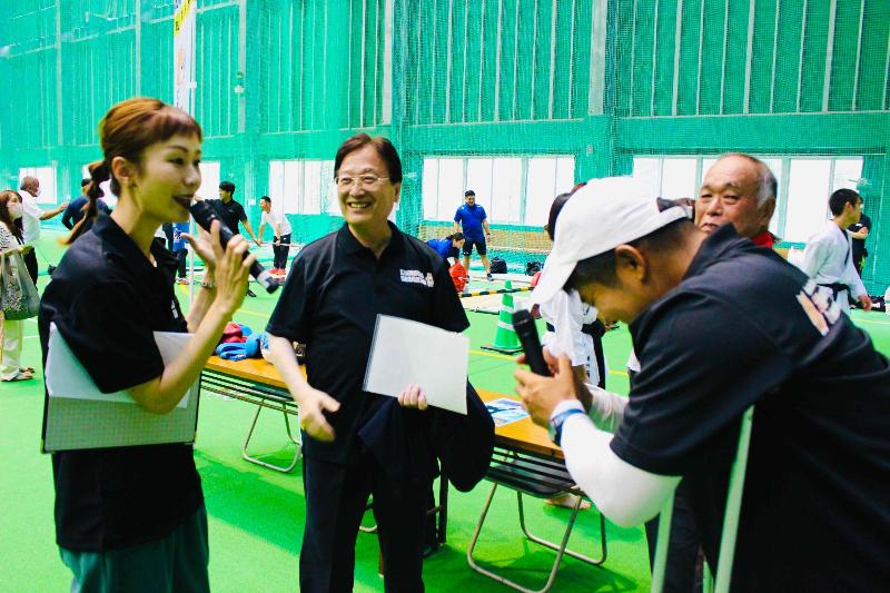 インタビューを受ける田中市長の写真