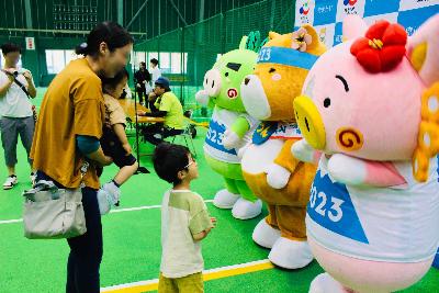 つんやグリブーと触れ合うようす