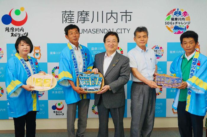 薩摩川内市茶業振興会の皆様と田中市長、福元副市長の写真