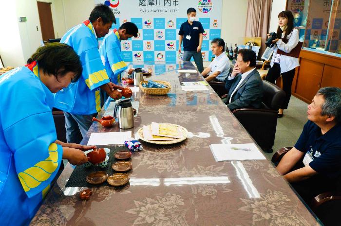 茶業振興会の皆さんがお茶を淹れるようす