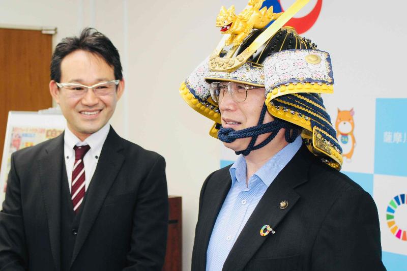 星兜を被る田中市長