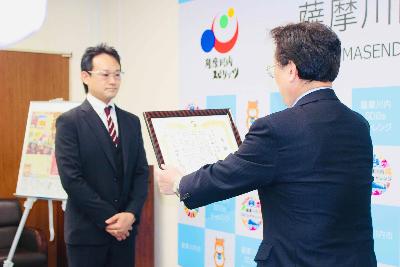感謝状を贈呈する田中市長の写真