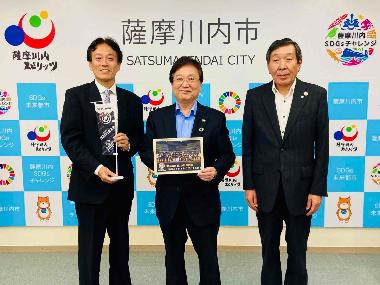鹿児島レブナイズ有川COOと田中市長、永田副市長が並んだ写真