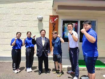 ウエイトリフティング競技選手5人と田中市長の集合写真