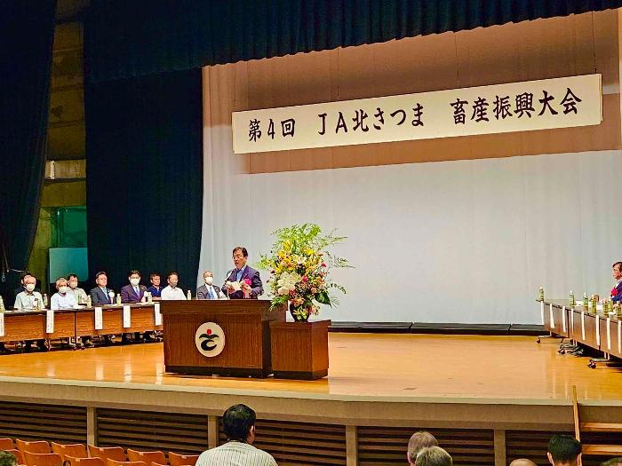 壇上で来賓祝辞を述べる田中市長