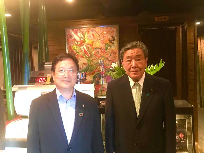 森山会長と並んで写真に写る田中市長