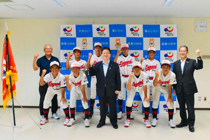 薩摩川内ボーイズの皆さんと写真に写る田中市長