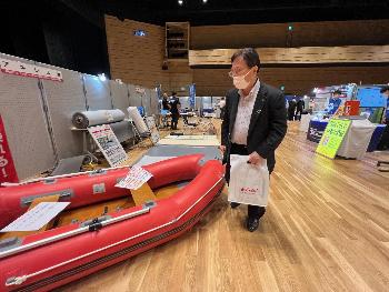 防災・減災フェアを視察する田中市長のようす
