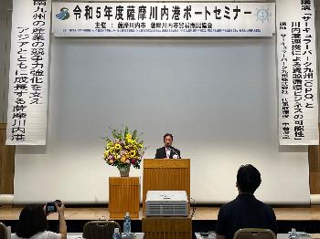 壇上で挨拶をする田中市長の写真