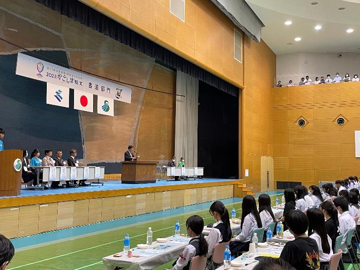 総文祭書道部門開会式で壇上で祝辞を述べる田中市長