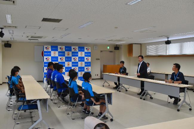 亀山JVCの皆さんへ挨拶をする田中市長