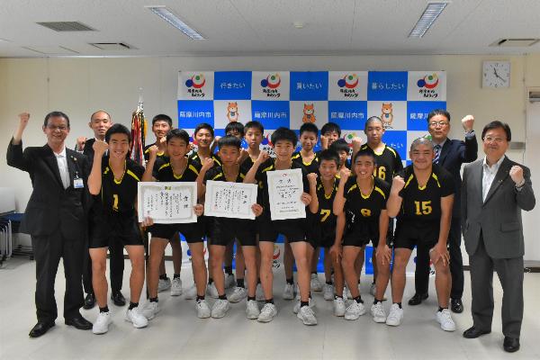 川内北中学校男子バレーボール部の皆さんと田中市長、藤田教育長の集合写真
