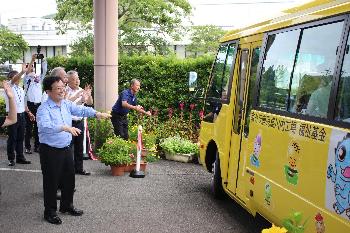 京セラ号の出発を見送る田中市長