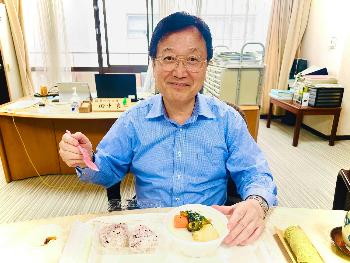 野菜の日メニューを食べる田中市長の写真
