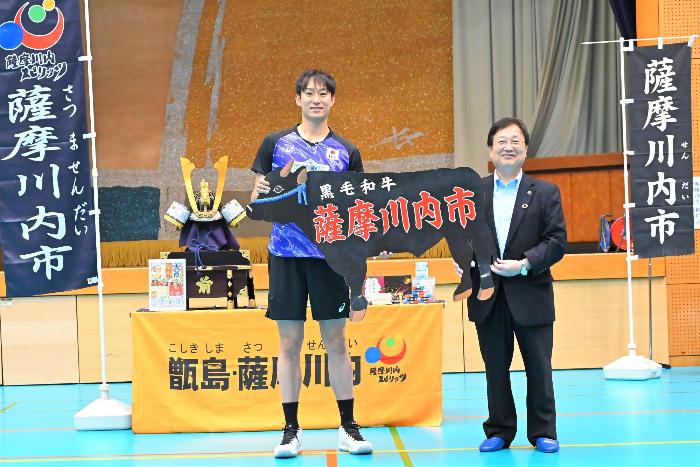 柳田選手と激励品を手に記念写真を撮る田中市長の写真
