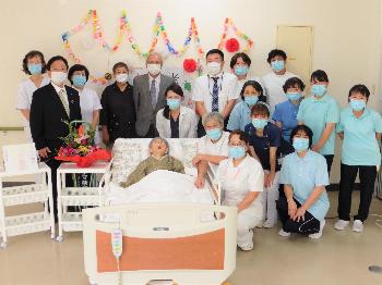 市内最高齢者への敬老祝い金贈呈後の集合写真