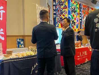 イベントブースをまわる田中市長のようす