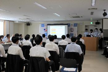 若手チャレンジプロジェクト提言報告会でスライドを使って発表するようす