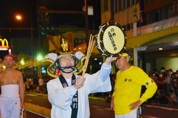 上方の一番太鼓を務める田中市長