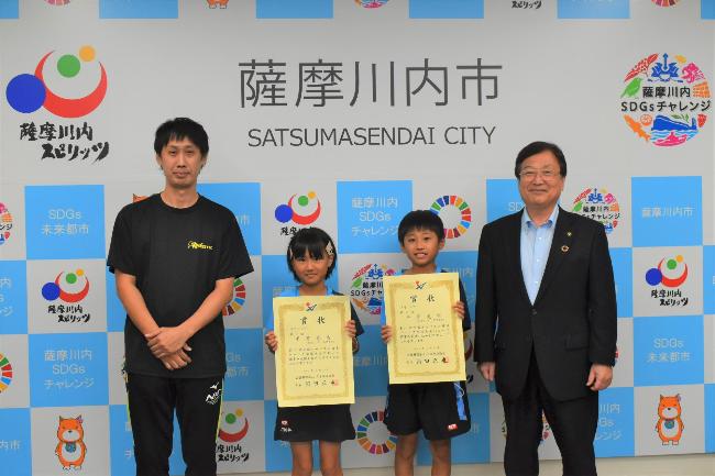 光香TTCの選手らと記念撮影をする田中市長の写真
