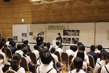 戦時資料展示の学芸員による解説のようす