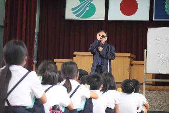生徒たちの前で話をする松永信也氏の写真