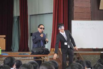 アイマスクを付た先生への声かけ・誘導の実演のようす