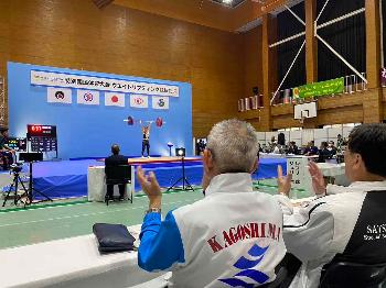 ウエイトリフティング競技を観戦する田中市長