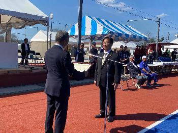 感謝状を受け取る田中市長