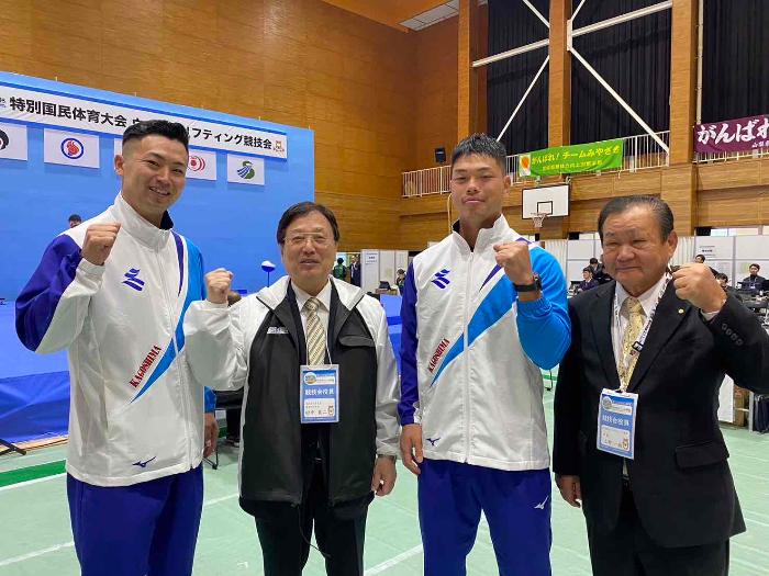 下原選手、中城選手と田中市長、上野会長の集合写真