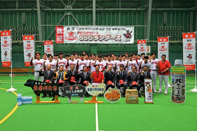 SSGランダースの選手・監督の皆さんとの集合写真