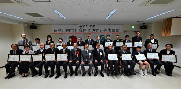 受章者と市長の集合写真