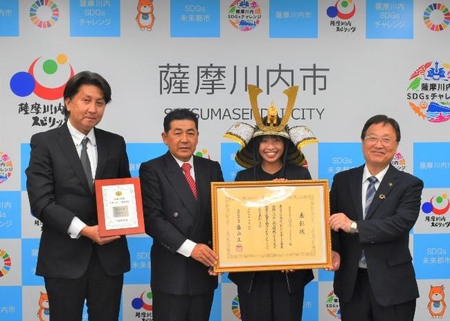 川内スポーツクラブ01の皆様と田中市長の写真